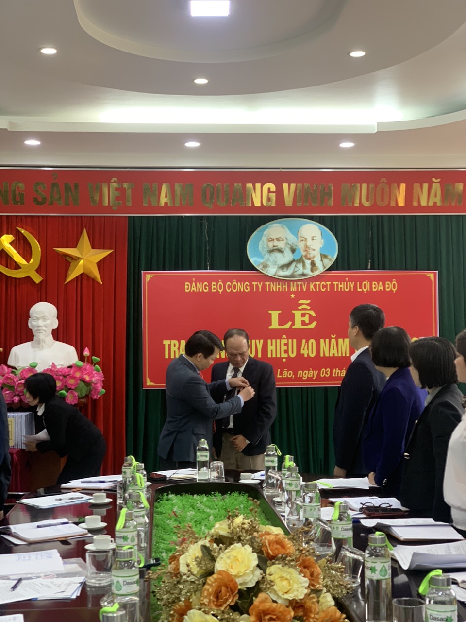 LỄ TRAO TẶNG HUY HIỆU 40 NĂM TUỔI ĐẢNG