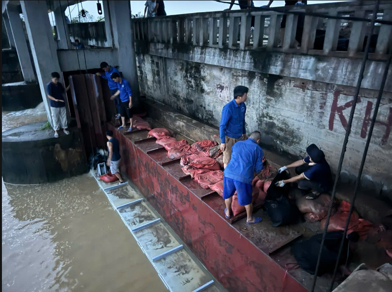 Những chiến sĩ thầm lặng trên tuyến đầu chống bão