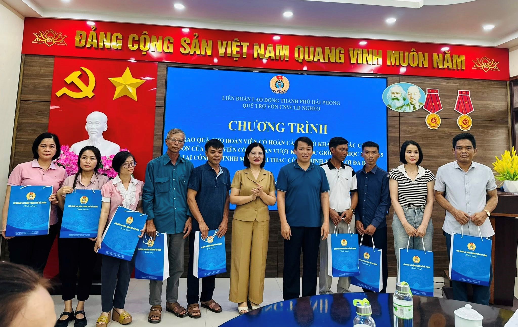 CÔNG ĐOÀN SÁT CÁNH CÙNG CÔNG NHÂN VƯỢT KHÓ